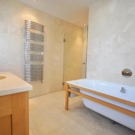 Hotel 4 Bed 4 Baths Optional Heated Pool Close To Amenities