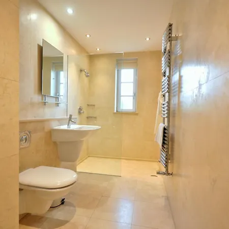 Hotel 4 Bed 4 Baths Optional Heated Pool Close To Amenities *