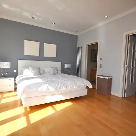 4 Bed 4 Baths Optional Heated Pool Close To Amenities