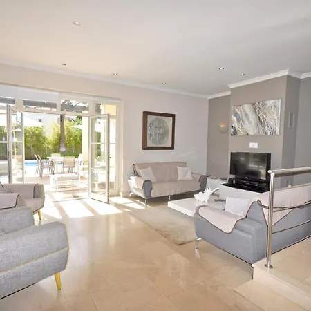 4 Bed 4 Baths Optional Heated Pool Close To Amenities *