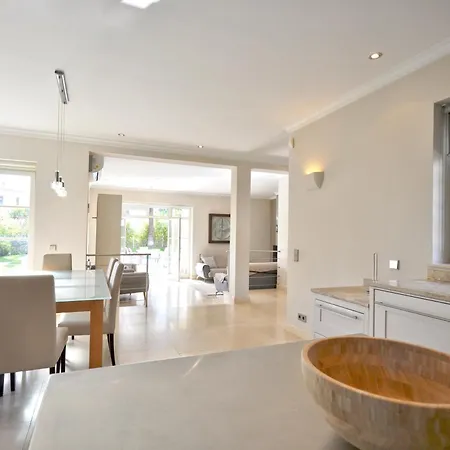 4 Bed 4 Baths Optional Heated Pool Close To Amenities *