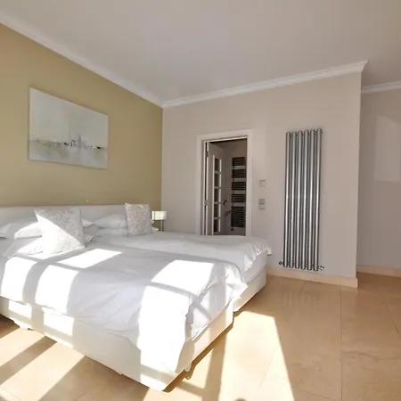 4 Bed 4 Baths Optional Heated Pool Close To Amenities