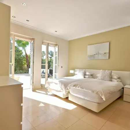 4 Bed 4 Baths Optional Heated Pool Close To Amenities Hotel