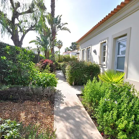 Hotel 4 Bed 4 Baths Optional Heated Pool Close To Amenities *